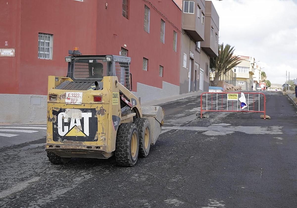 Imagen de archivo de trabajos de asfaltado en Telde.