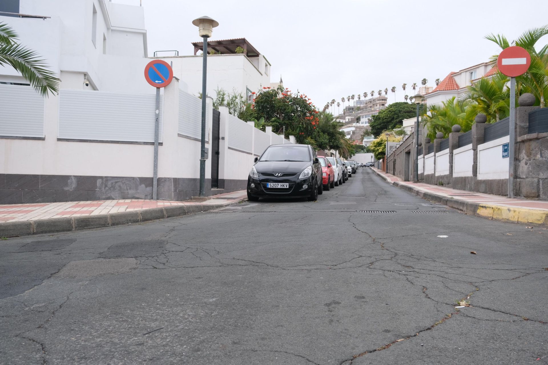 Estado del asfalto en la calle Wagner con la Plaza Milton.