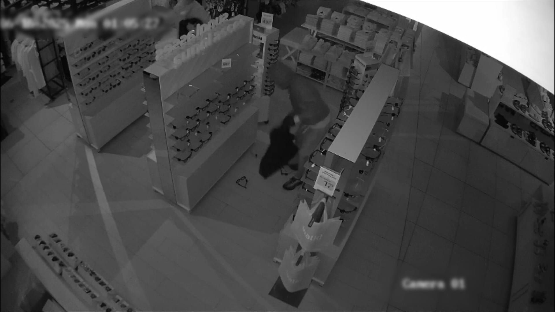 La cámara de seguridad capta a un individuo sustrayendo distintas gafas del sol.