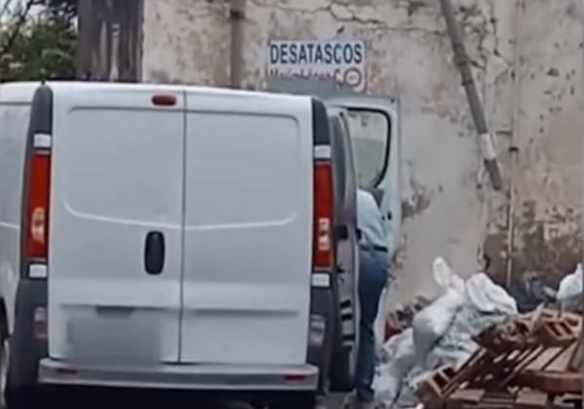 La colaboración vecinal permitió identificar el vehículo implicado en los hechos.