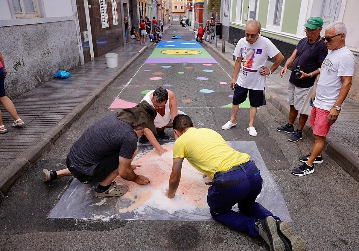 Vecinos decorando las calles de barrio.