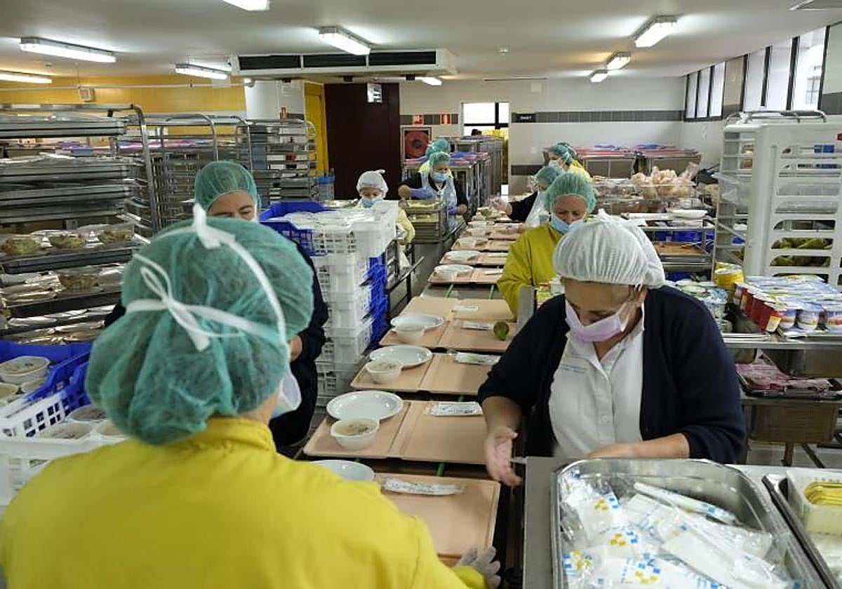 Imagen de archivo de la cocina del hospital Insular de Gran Canaria, que surte también al Materno Infantil y al Juan Carlos I.