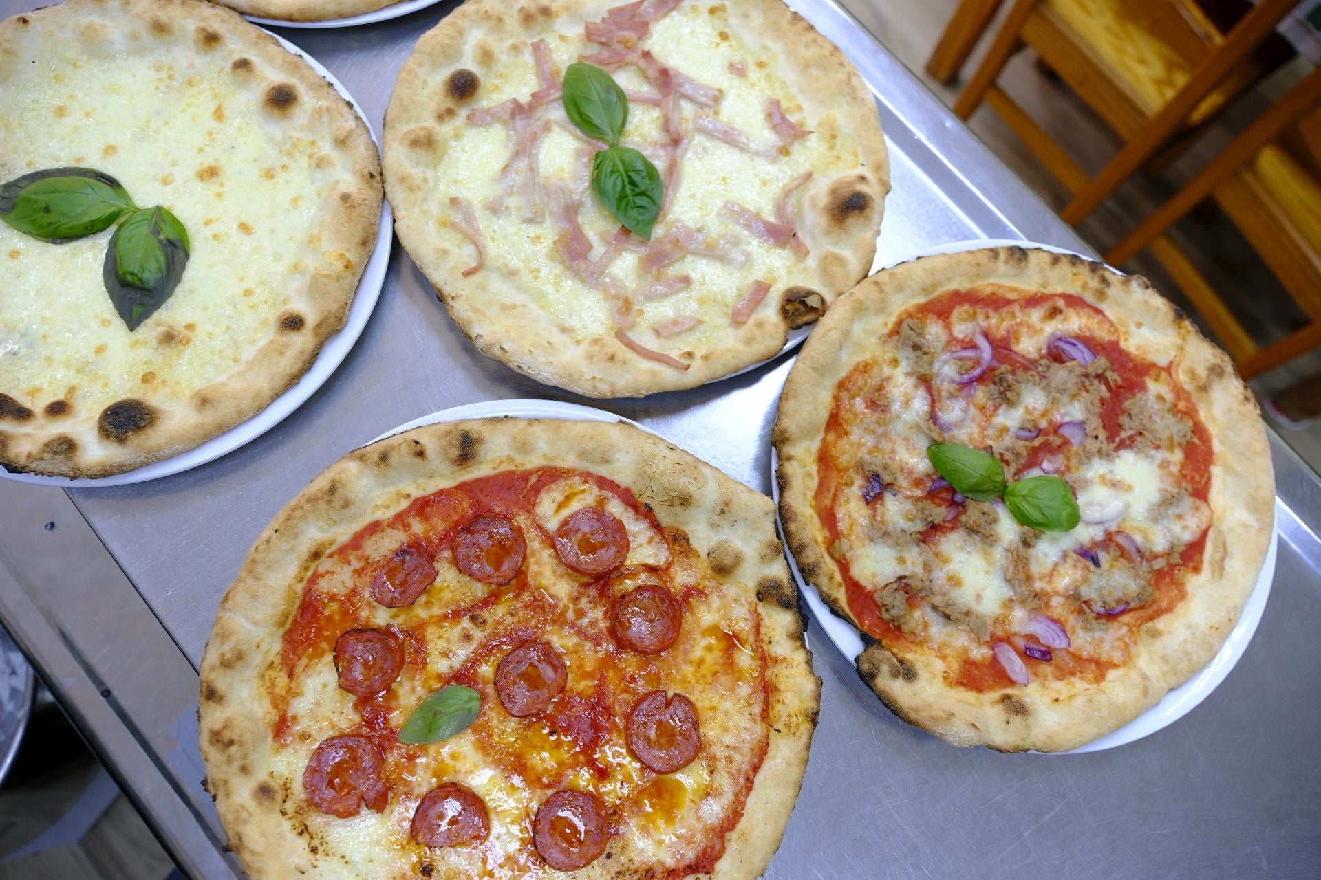 Pizza cuatro quesos, marguerita, diavola y atún y cebolla.