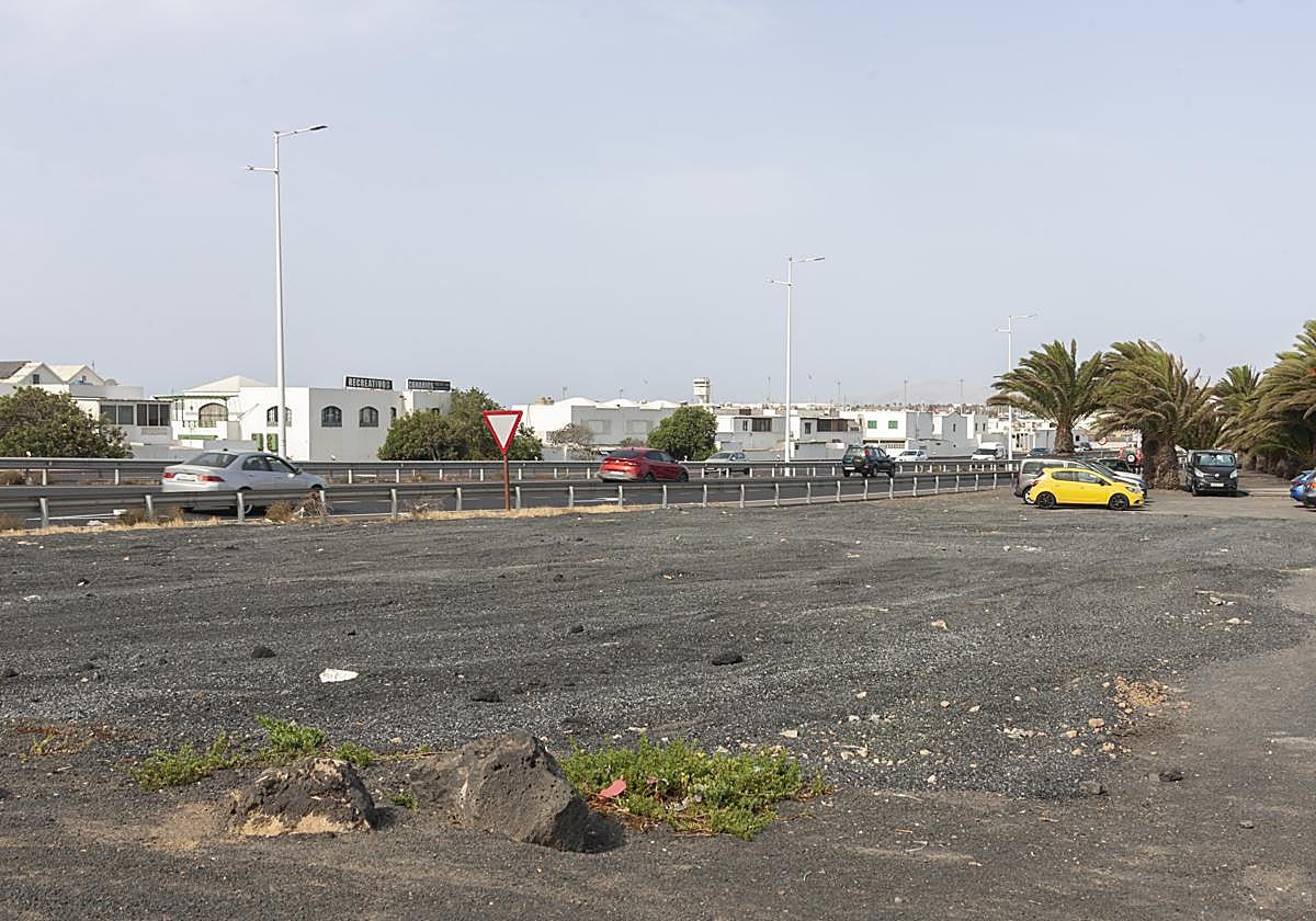 Parcela sin restos de la discoteca en estado ruinoso.