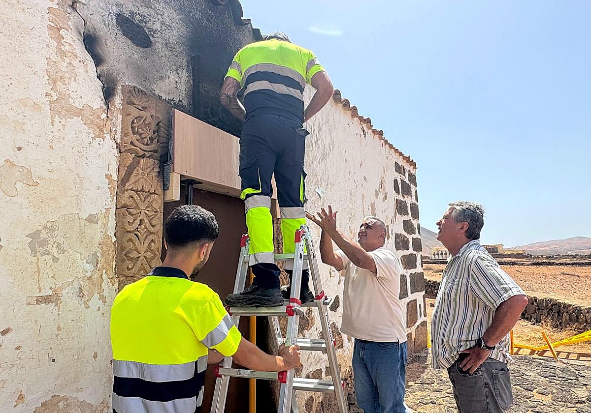 Actuación en la ermita que se quemó días atrás.
