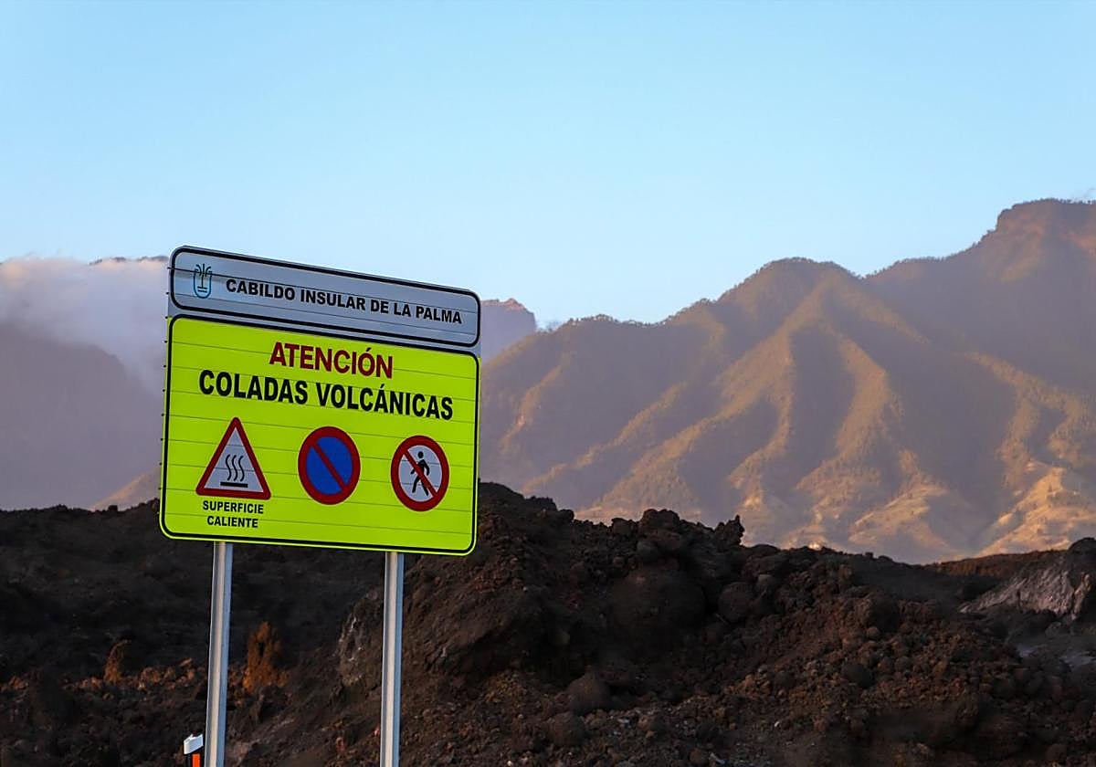 Imagen tomada el pasado mes de marzo del cartel situado en la carretera de La Laguna a Las Norias, sobre las coladas del Tajogaite, en La Palma.