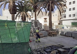 Obras en la plaza de la iglesia de San Ginés en la mañana de este viernes.