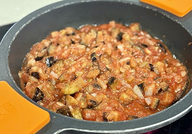 Añadimos el tomate y el orégano