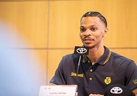 Acto de presentación del nuevo jugador del Dreamland Gran Canaria en Toyota Canarias.