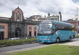 Una guagua de Global pasando por delante del Mercado de Vegueta.