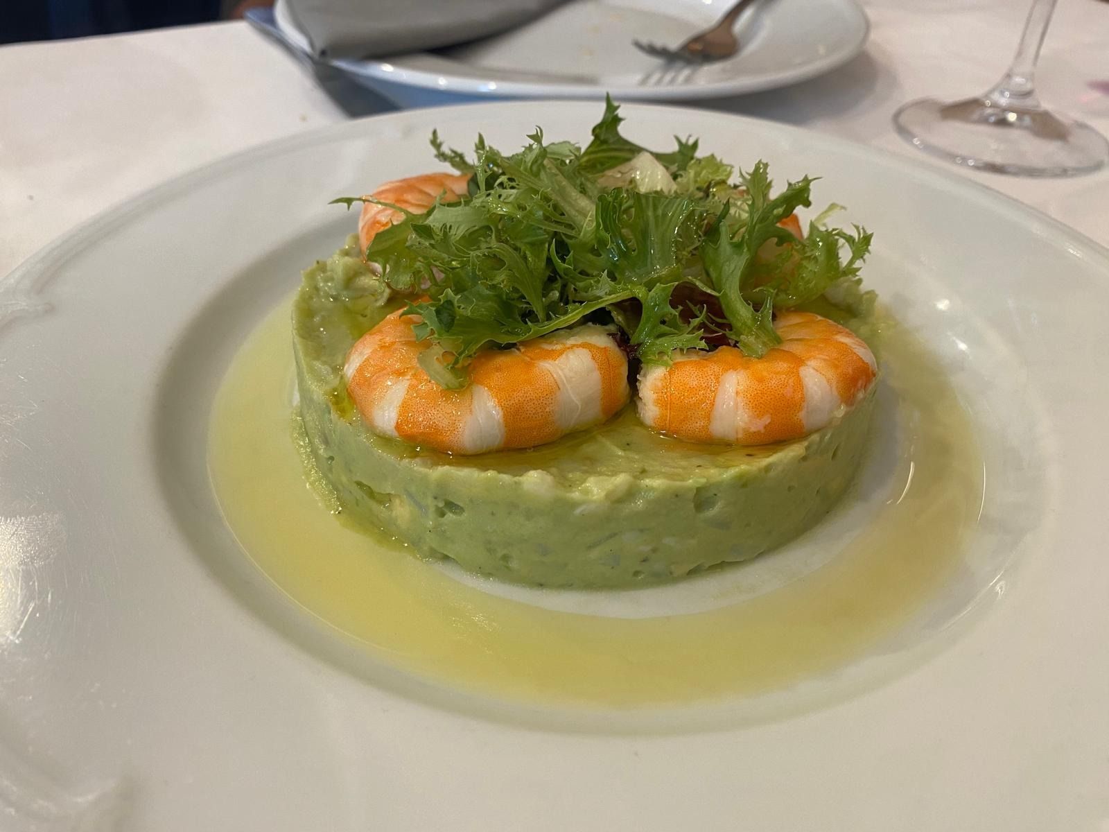 Plato de aguacate con gambas del restaurante «La Florinda».