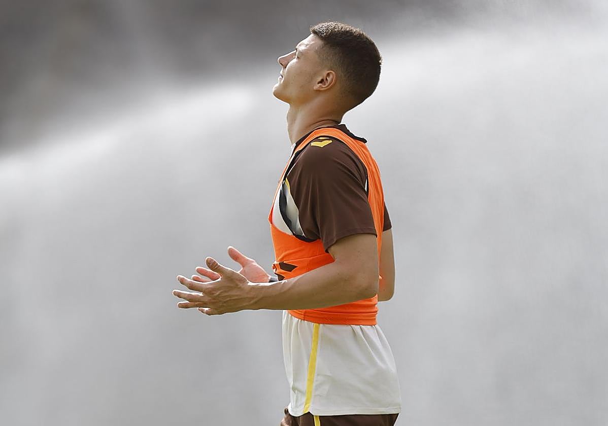 Gesto de concentración de Lukovic poco antes del inicio de un entrenamiento en Barranco Seco.