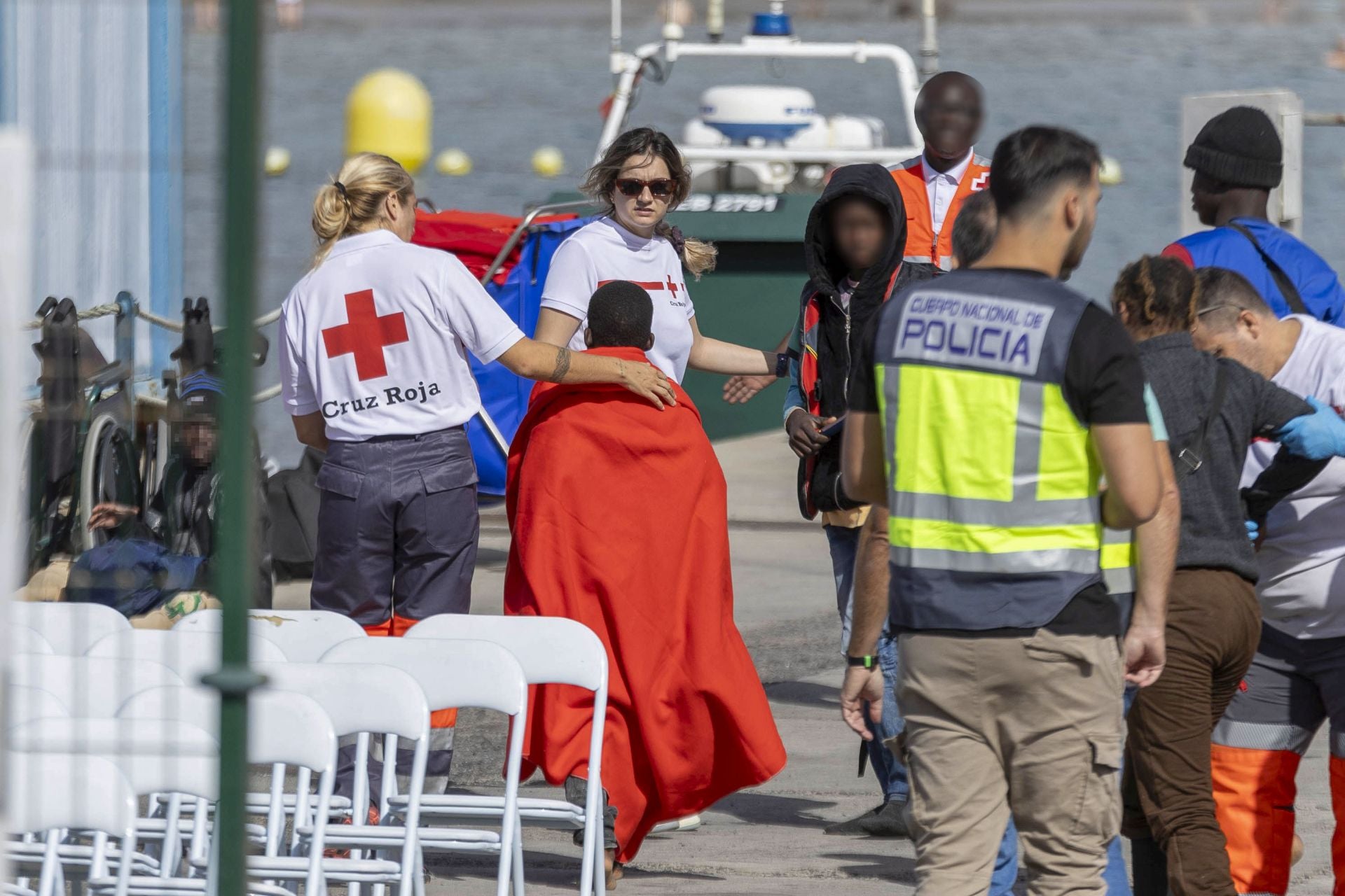 El reparto de los menores migrantes entre regiones arranca esta semana con más luces que sombras