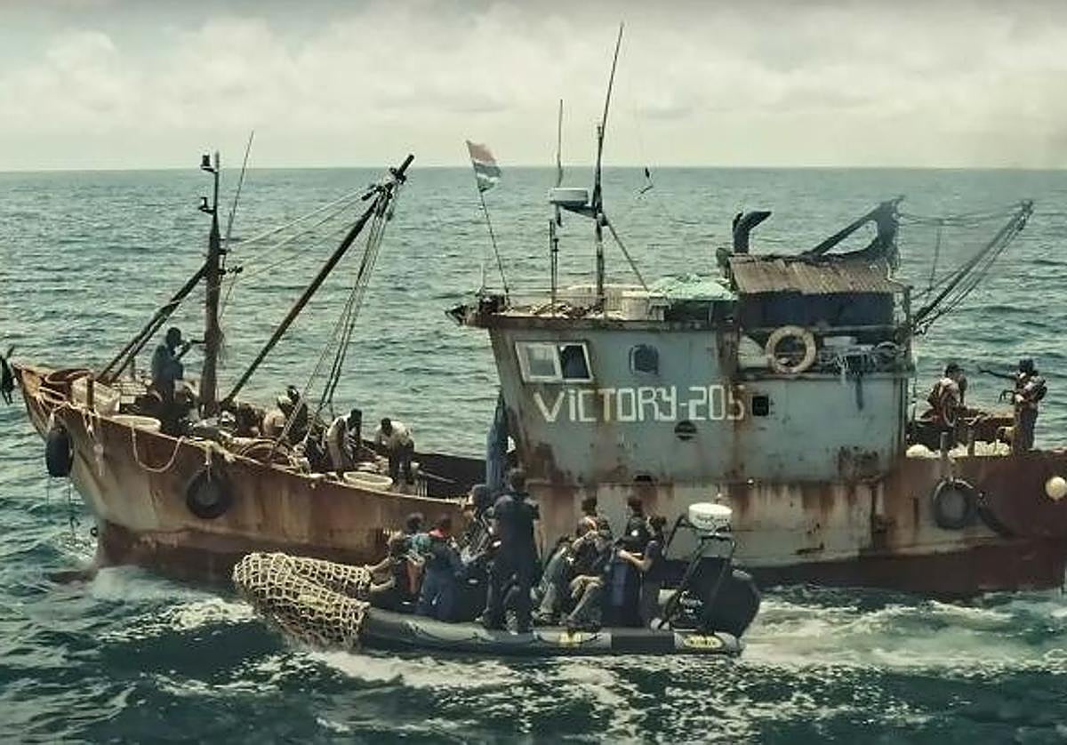 ¿Existe el barco nodriza de los cayucos?