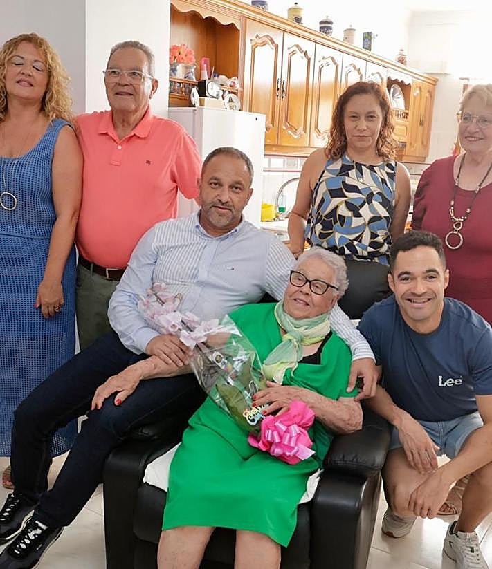 Imagen secundaria 2 - La villa de Moya celebra los 100 años de Rosario Jorge