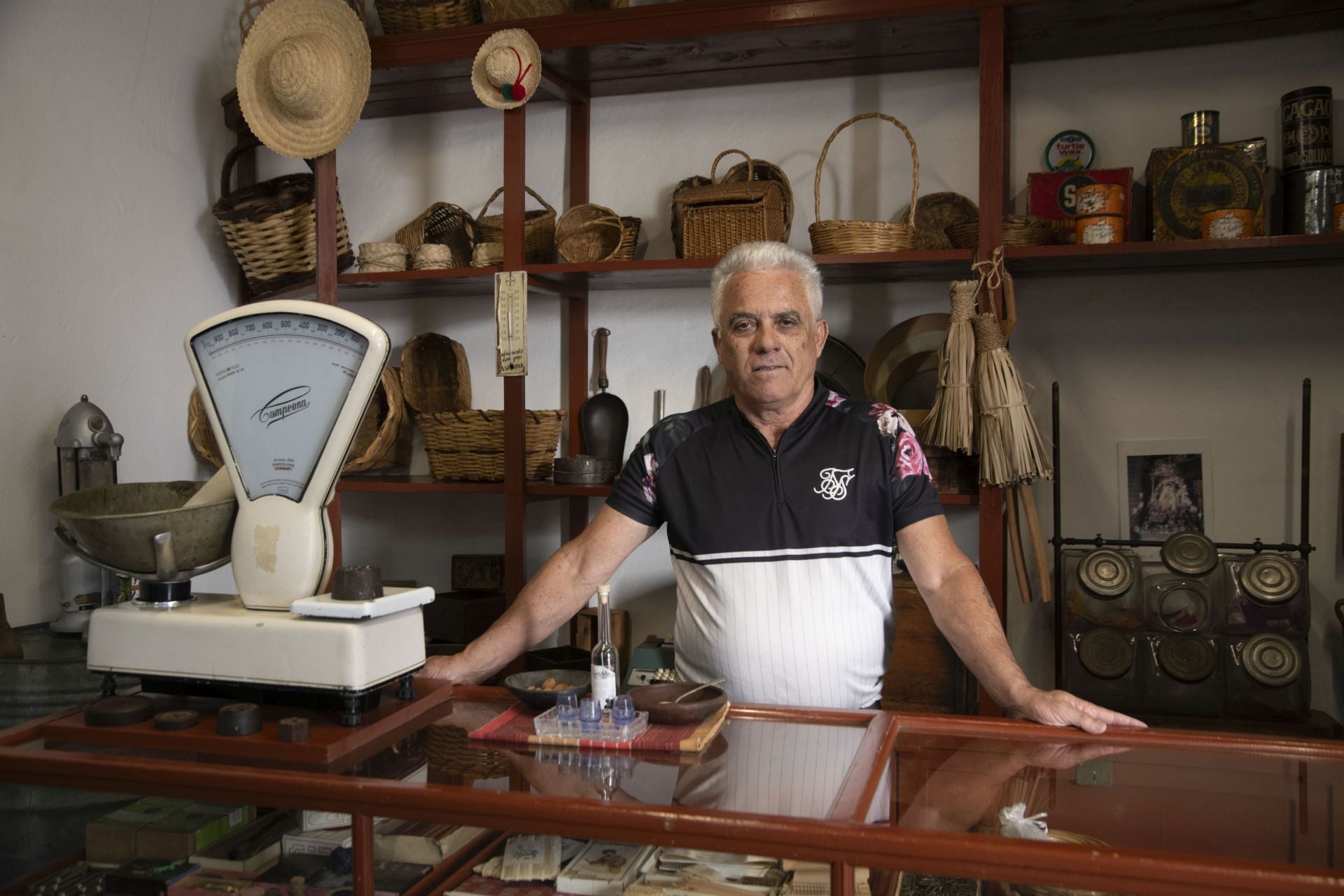 Antonio Medina, vecino que guarda la historia del pueblo.