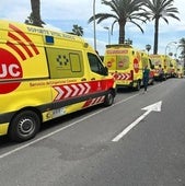 Ambulancias del Servicio de Urgencias Canario delante del Hospital Insular de Gran Canaria.