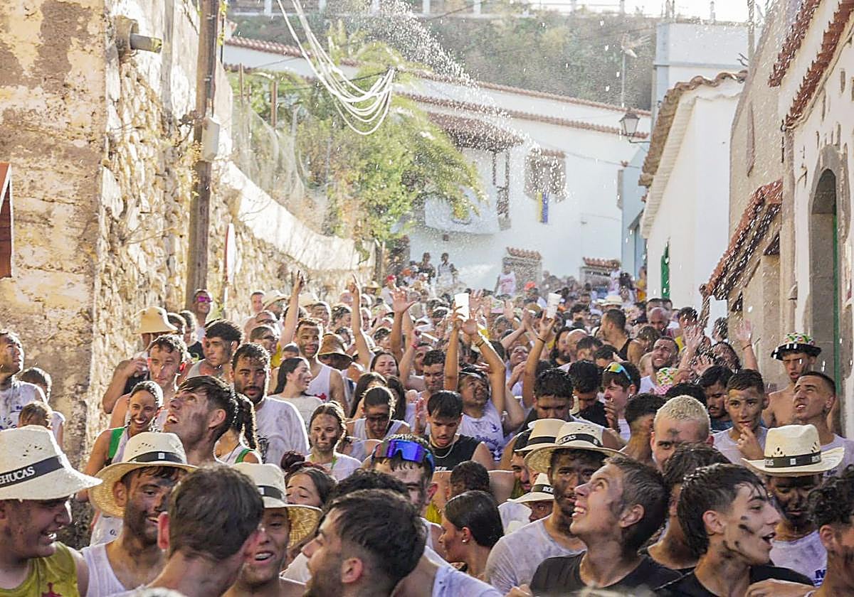 Un momento de la celebración de la Bajada del Carbonero en Tunte.