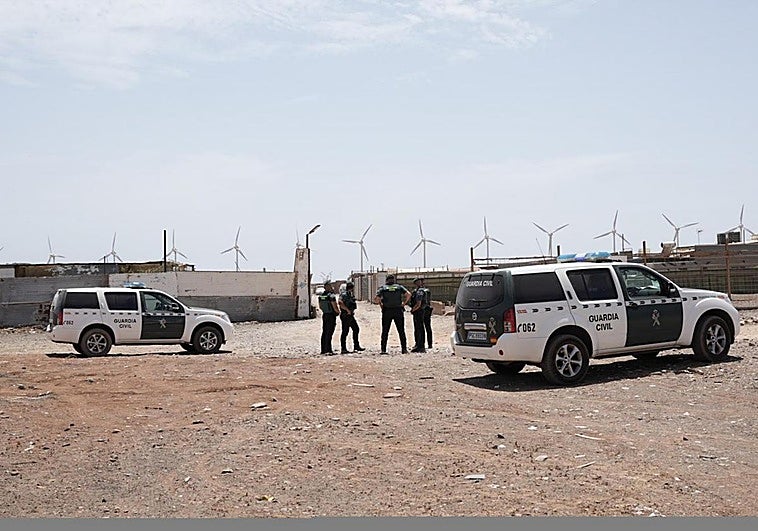 La Guardia Civil durante el registro.