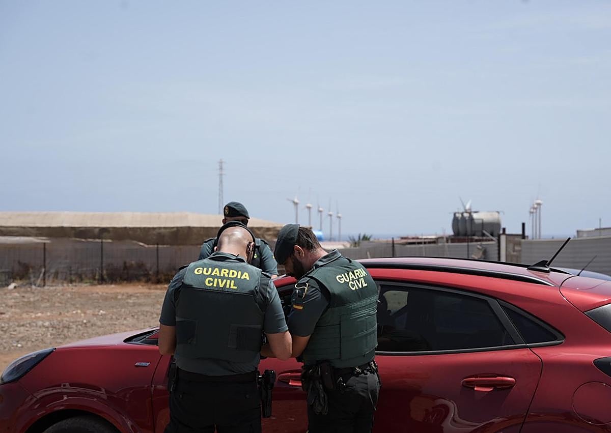 Imagen secundaria 1 - Macrooperación de la Guardia Civil para notificar a los residentes en el asentamiento de Bahía de Formas