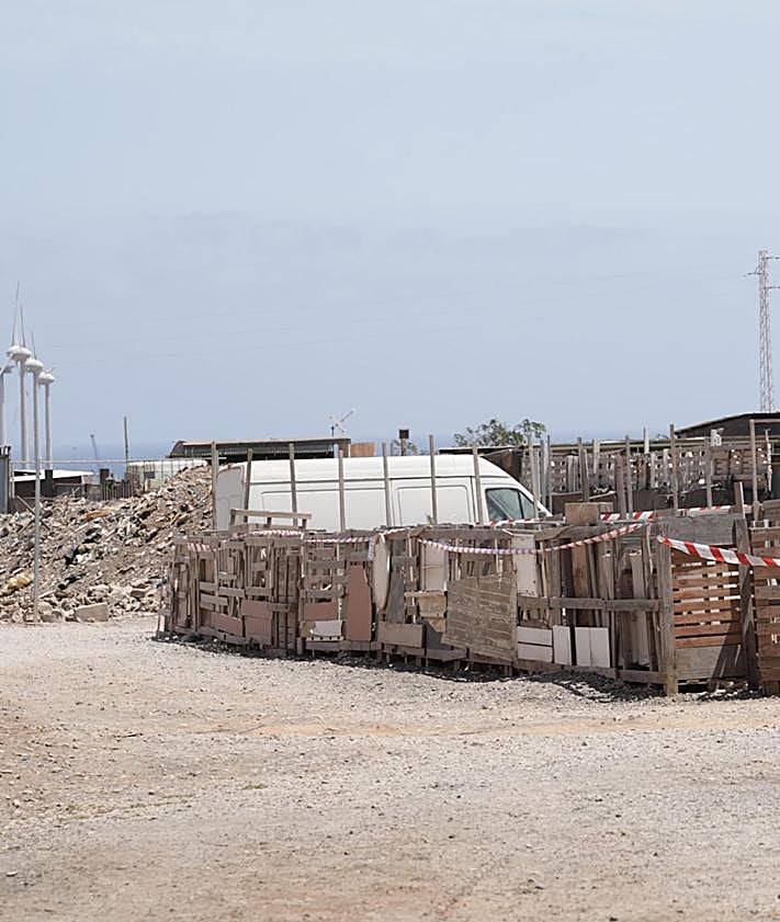 Imagen secundaria 2 - Macrooperación de la Guardia Civil para notificar a los residentes en el asentamiento de Bahía de Formas