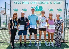 Las parejas campeonas del Torneo Hyde Park Lane.