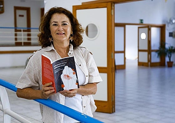 Teresina Cabrera con el libro en el que relata su testimonio vital.