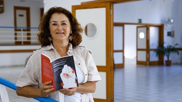 Teresina Cabrera con el libro en el que relata su testimonio vital.