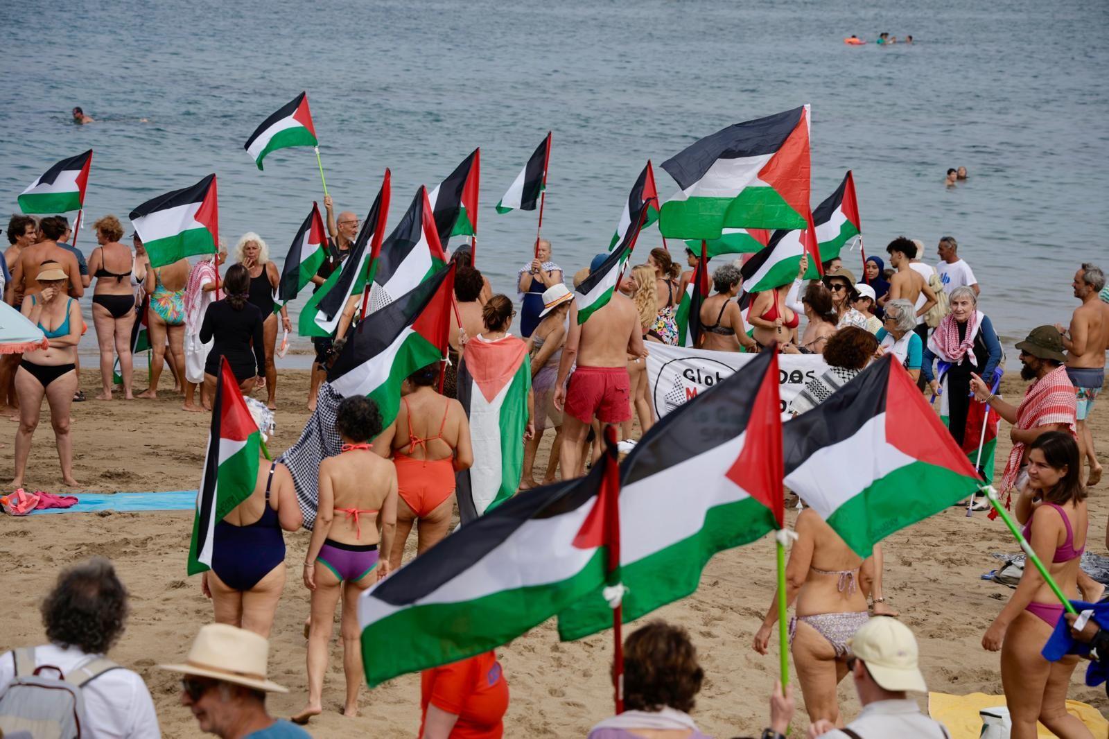 Concentración en favor de Palestina con la acción «Mójate por Gaza»