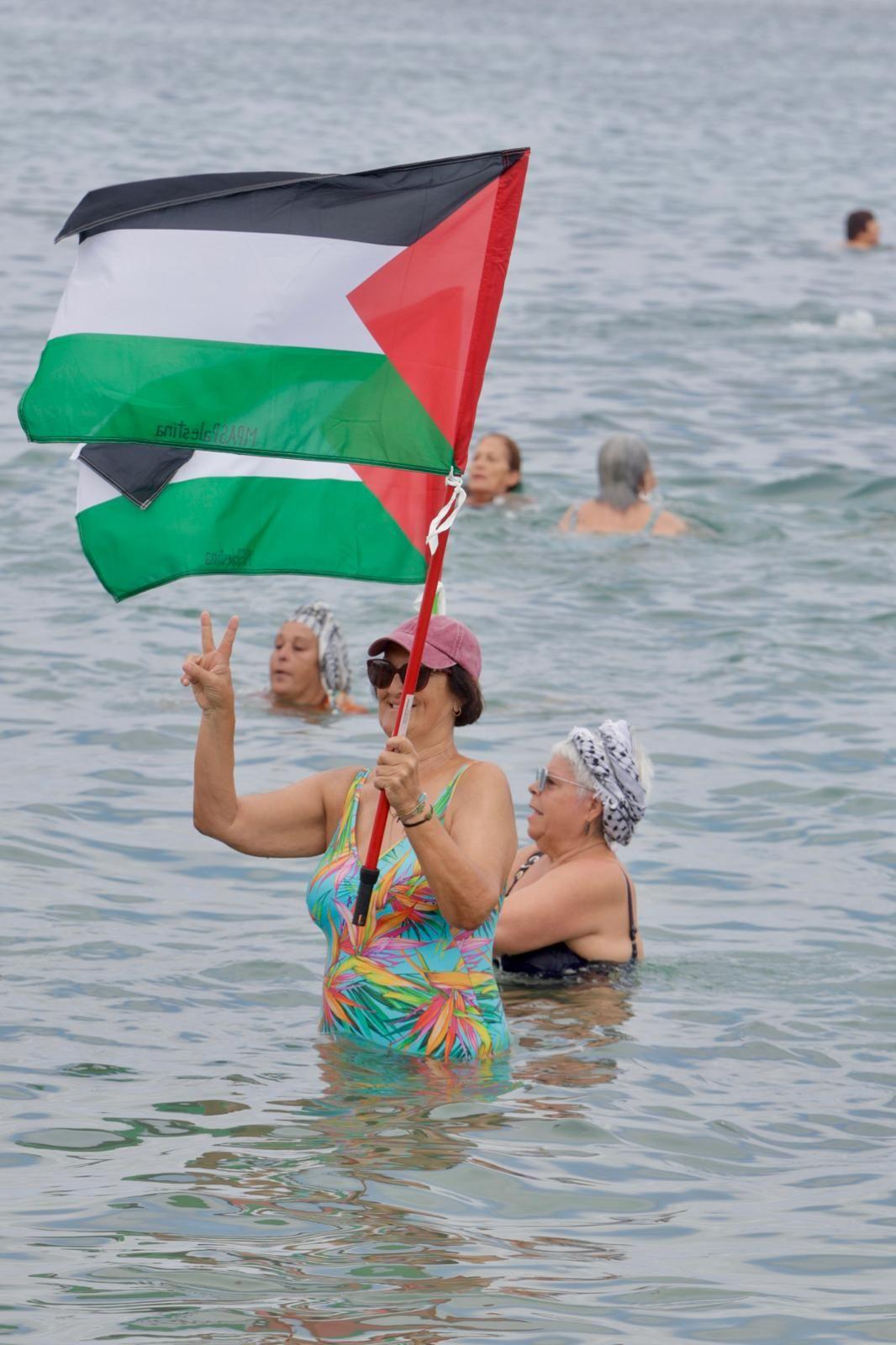 Concentración en favor de Palestina con la acción «Mójate por Gaza»