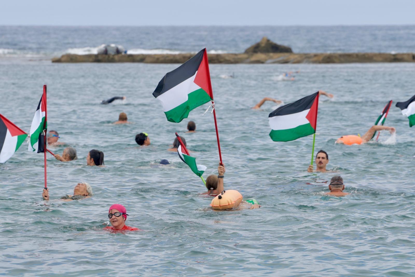 Concentración en favor de Palestina con la acción «Mójate por Gaza»