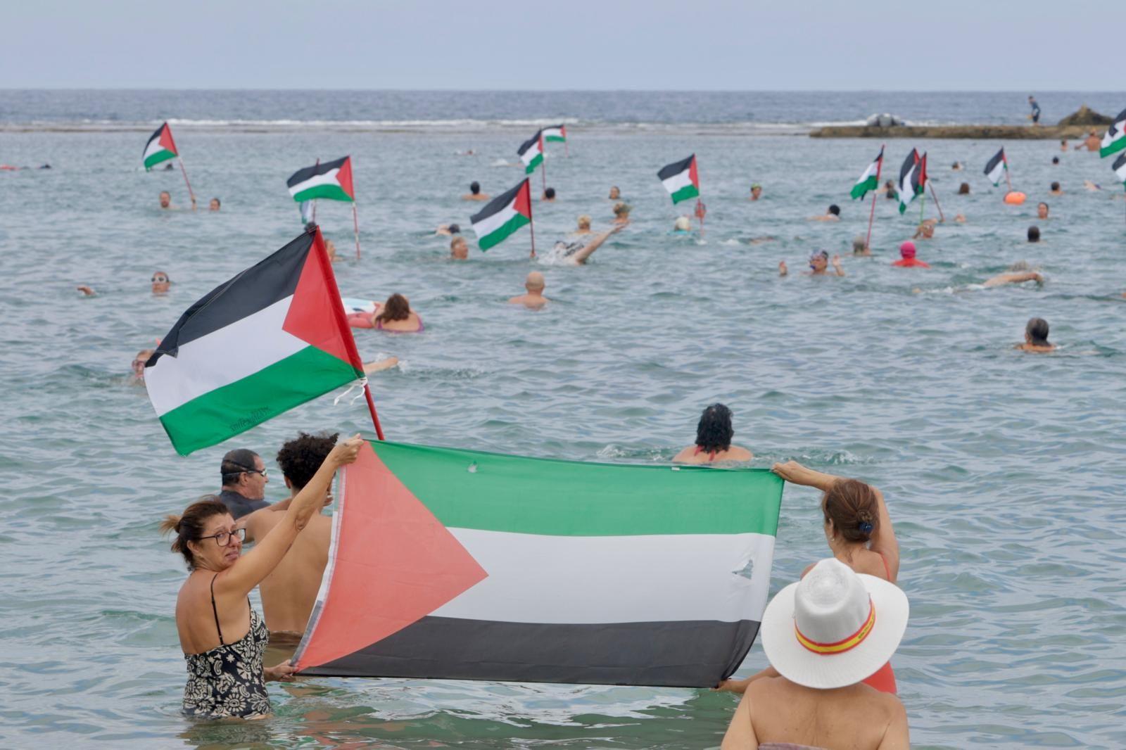 Concentración en favor de Palestina con la acción «Mójate por Gaza»