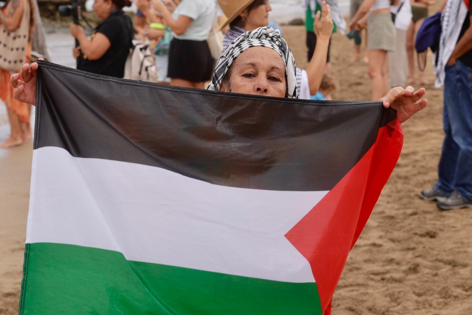 Concentración en favor de Palestina con la acción «Mójate por Gaza»