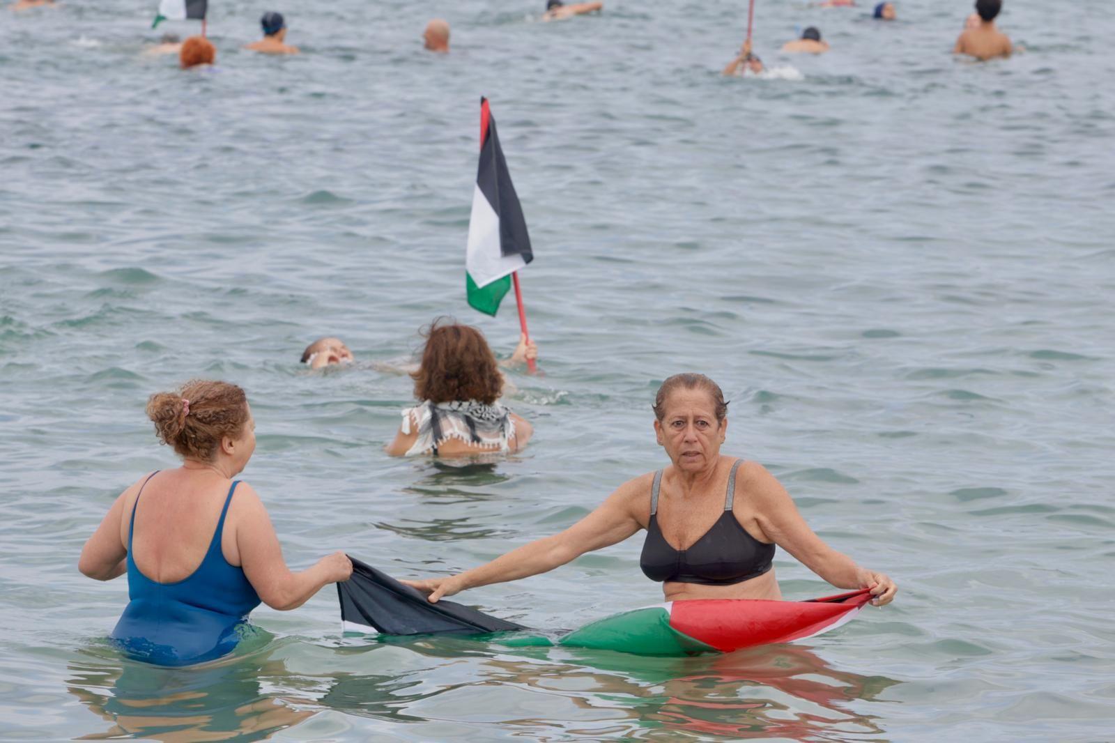 Concentración en favor de Palestina con la acción «Mójate por Gaza»