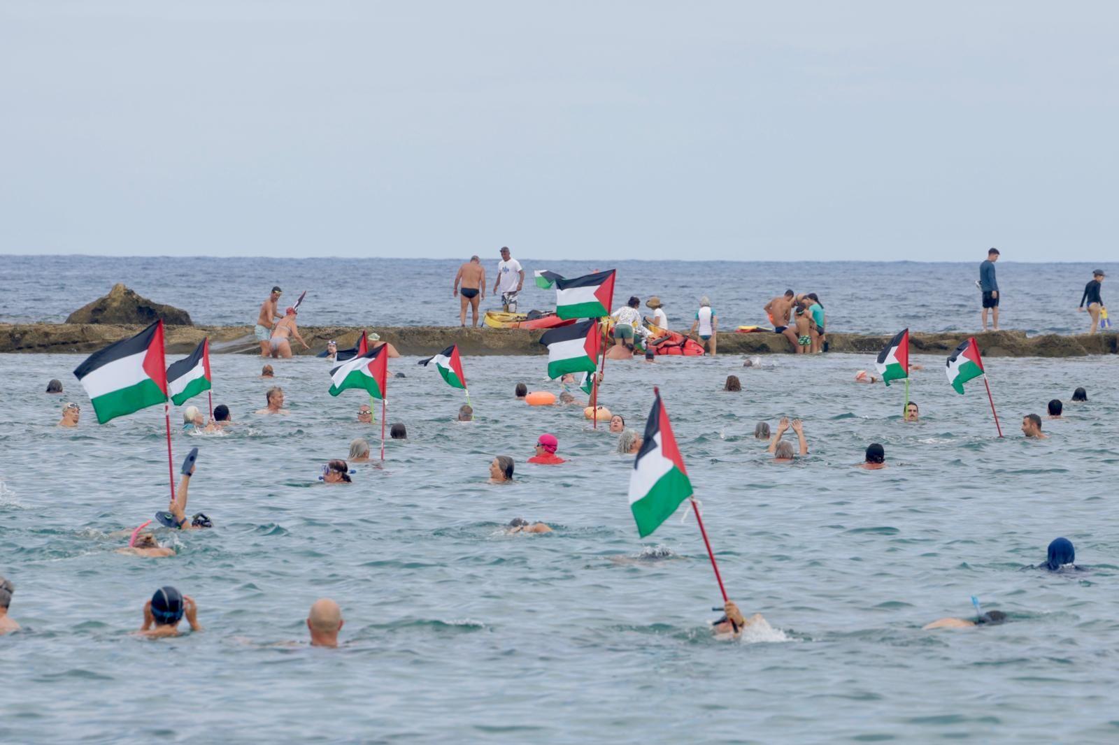 Concentración en favor de Palestina con la acción «Mójate por Gaza»