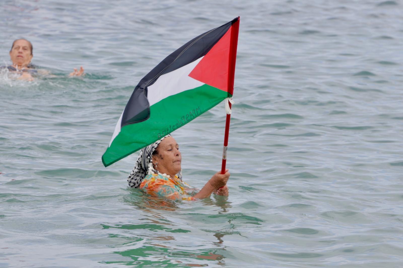 Concentración en favor de Palestina con la acción «Mójate por Gaza»