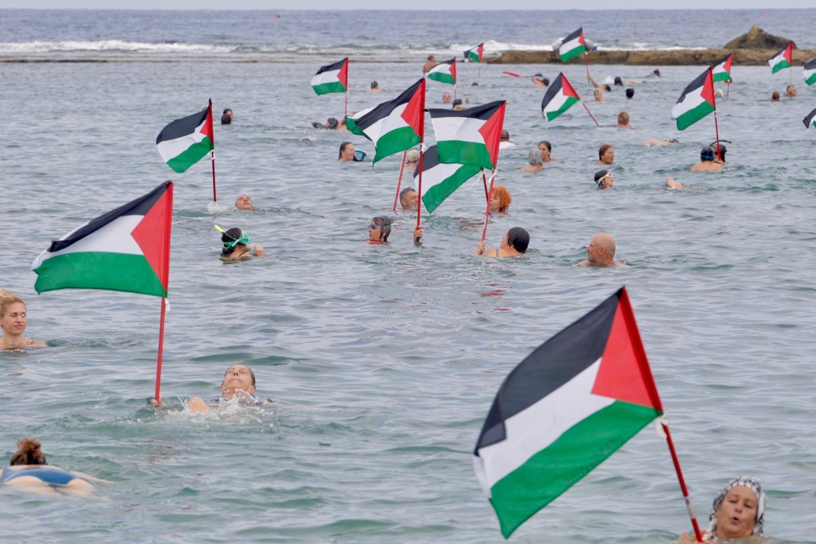 Concentración en favor de Palestina con la acción «Mójate por Gaza»