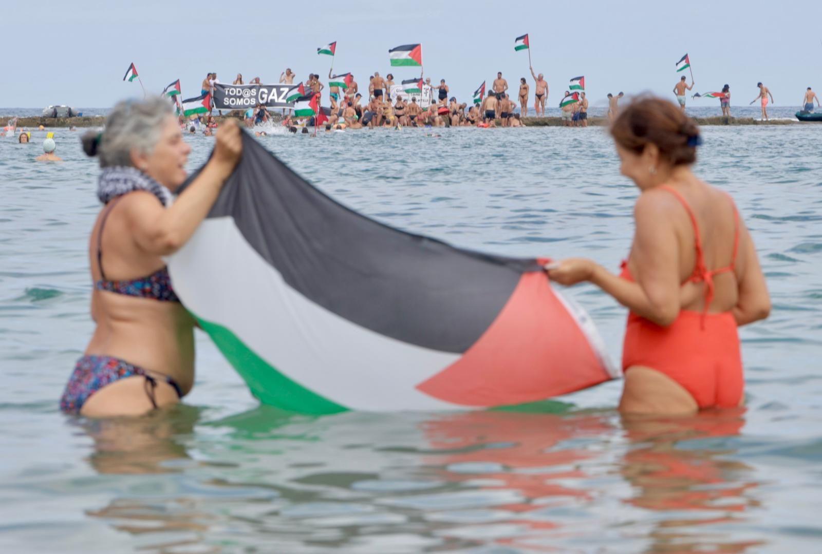 Concentración en favor de Palestina con la acción «Mójate por Gaza»