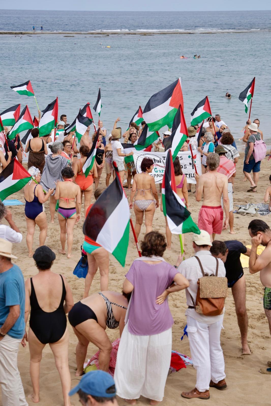 Concentración en favor de Palestina con la acción «Mójate por Gaza»