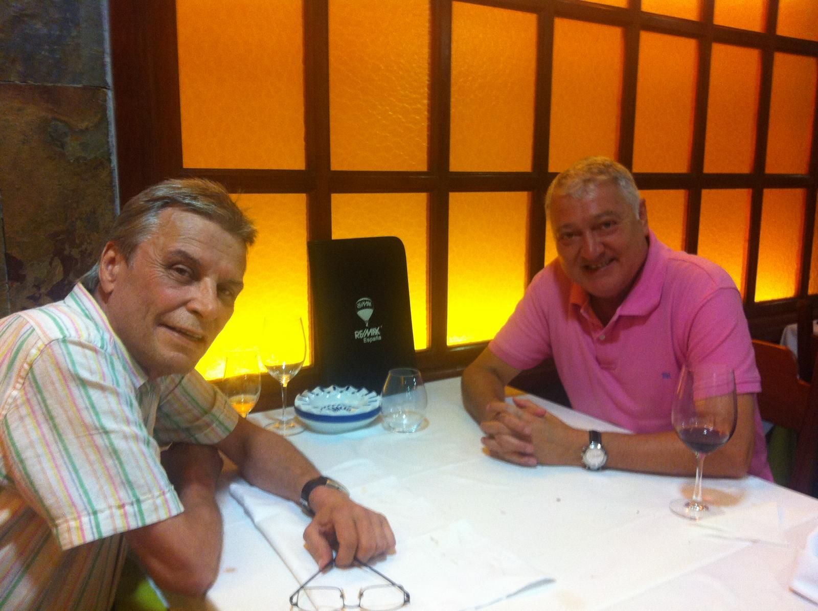 Fran Rivero junto a Manolo Viera en una comida entre amigos.