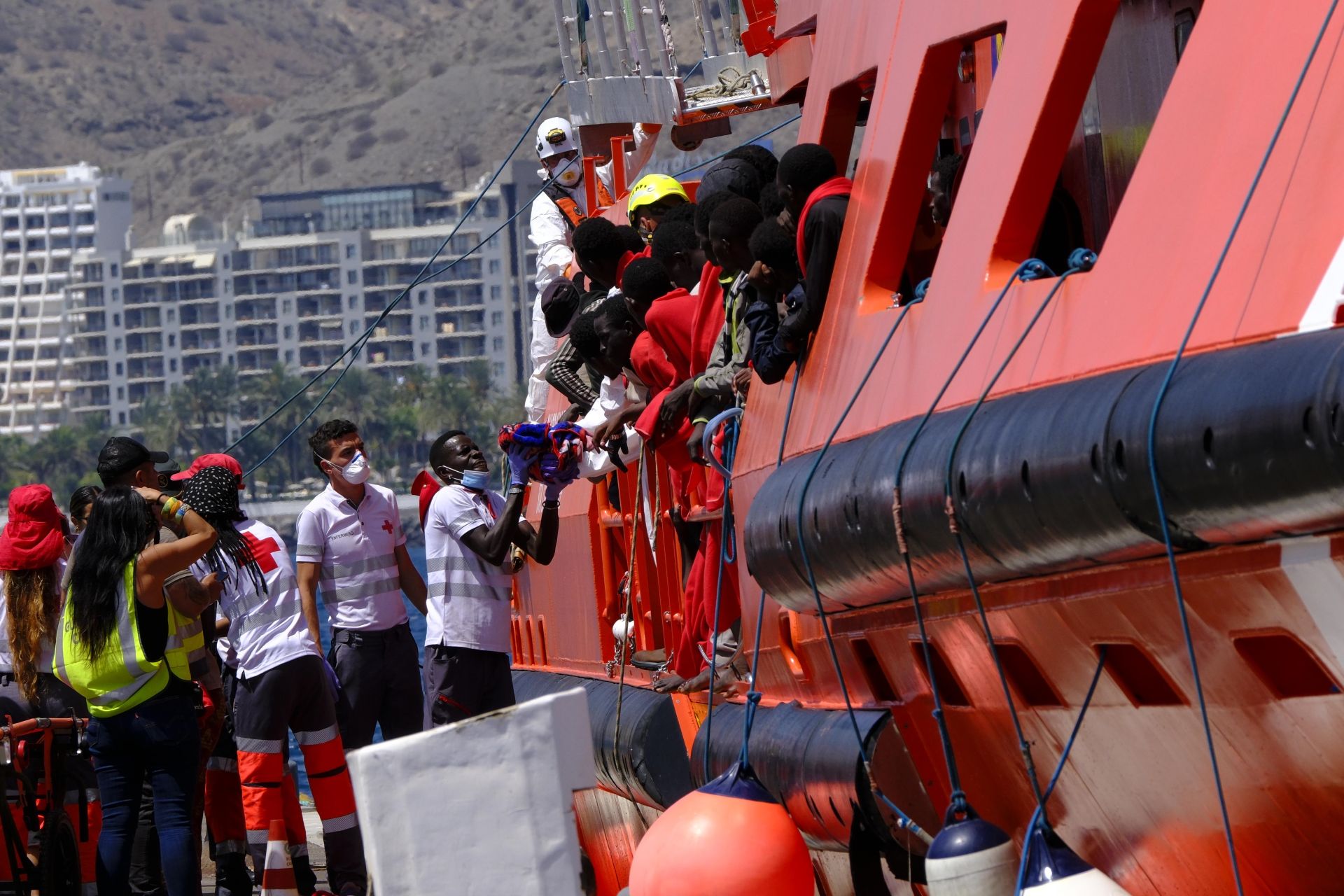 Dos bebés y ocho niños, rescatados en un cayuco en Arguineguín