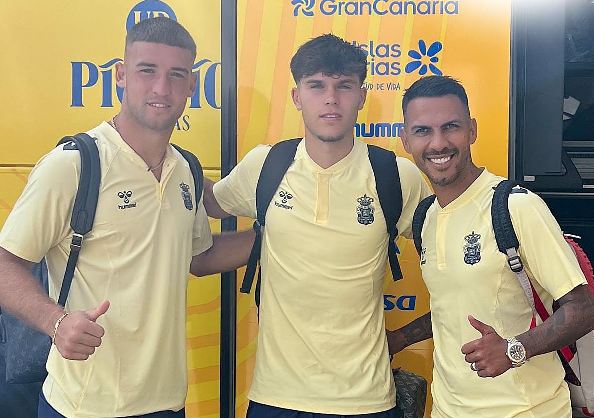 Herzog, Iñaki y Viera, una de las grandes novedades de la convocatoria, ayer, a la salida de la expedición de la UD rumbo a Andalucía.