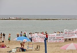 Imagen de la protesta de los vecinos de Las Torres en la playa de Las Canteras este mes de agosto.
