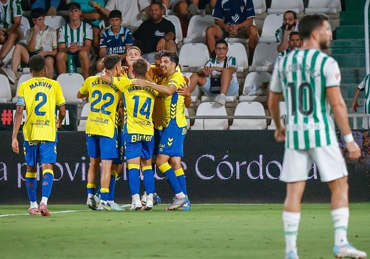 Celebración de la UD en el Arcángel para certificar su primer triunfo de la temporada.