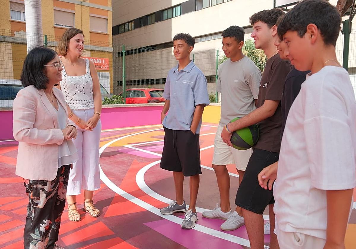 Carolina Darias y Carla Campoamor dialogan con Samuel Ruiz y sus amigos.
