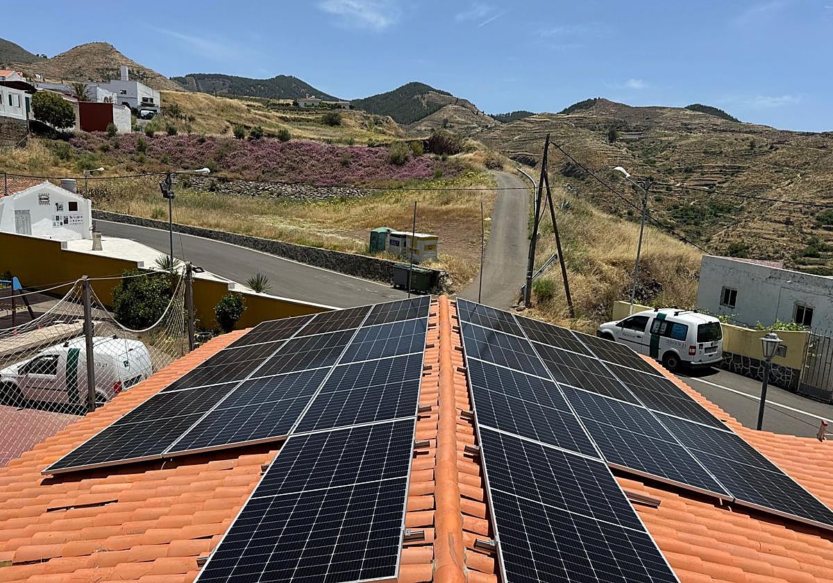 Instalación de placas fotovoltaicas en el hotel rural de Juncalillo.
