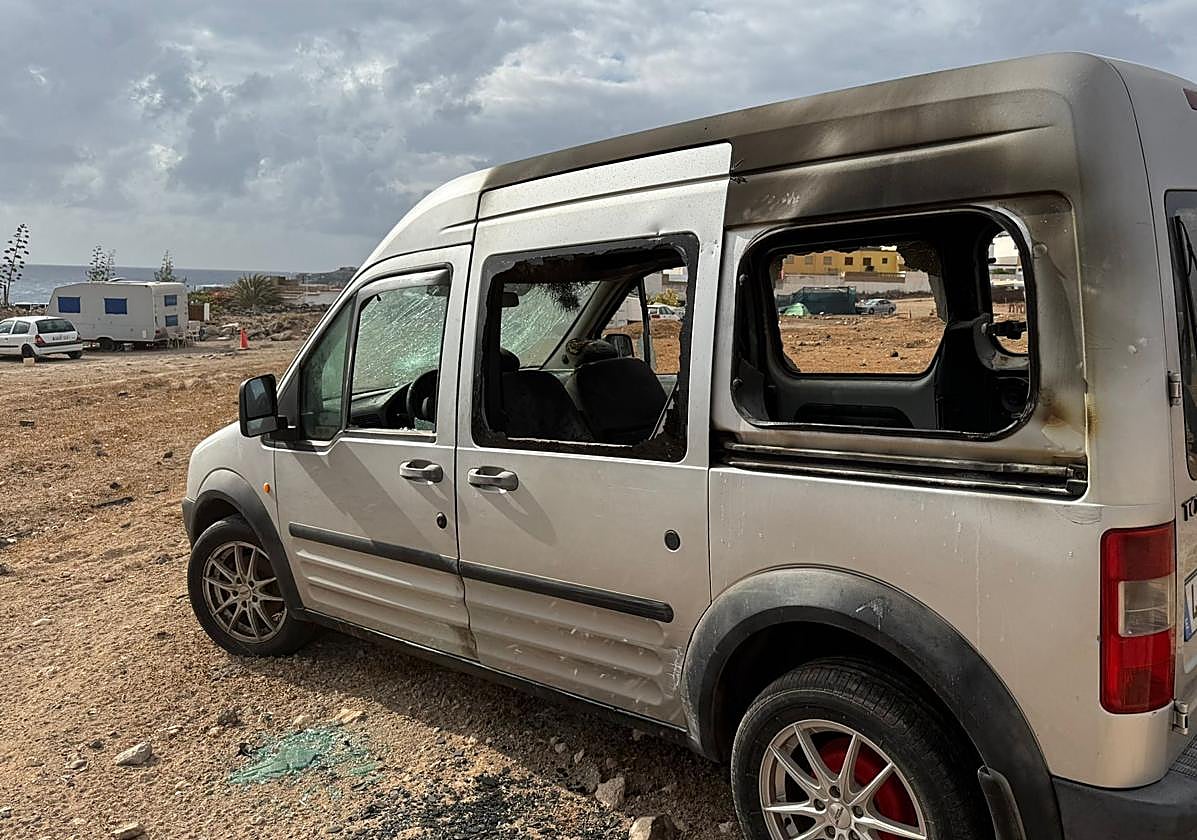 Vehículo vandalizado en el barrio.