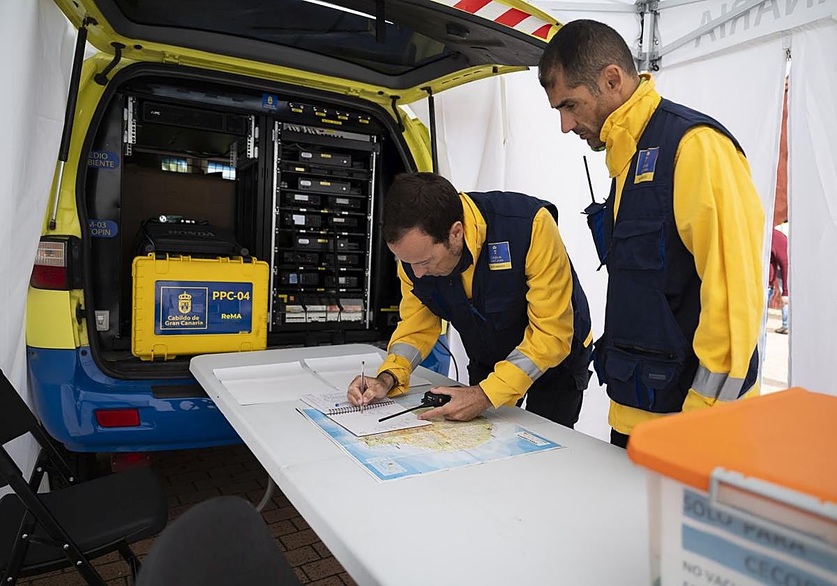 Imagen de archivo de personal de Medio Ambiente del Cabildo durante un simulacro.