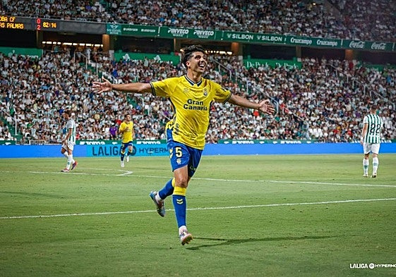 Clemente celebrando su primer gol con la UD.