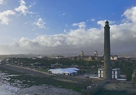 Vista desde el mar del Faro de Maspalomas y su entorno hacia Meloneras.